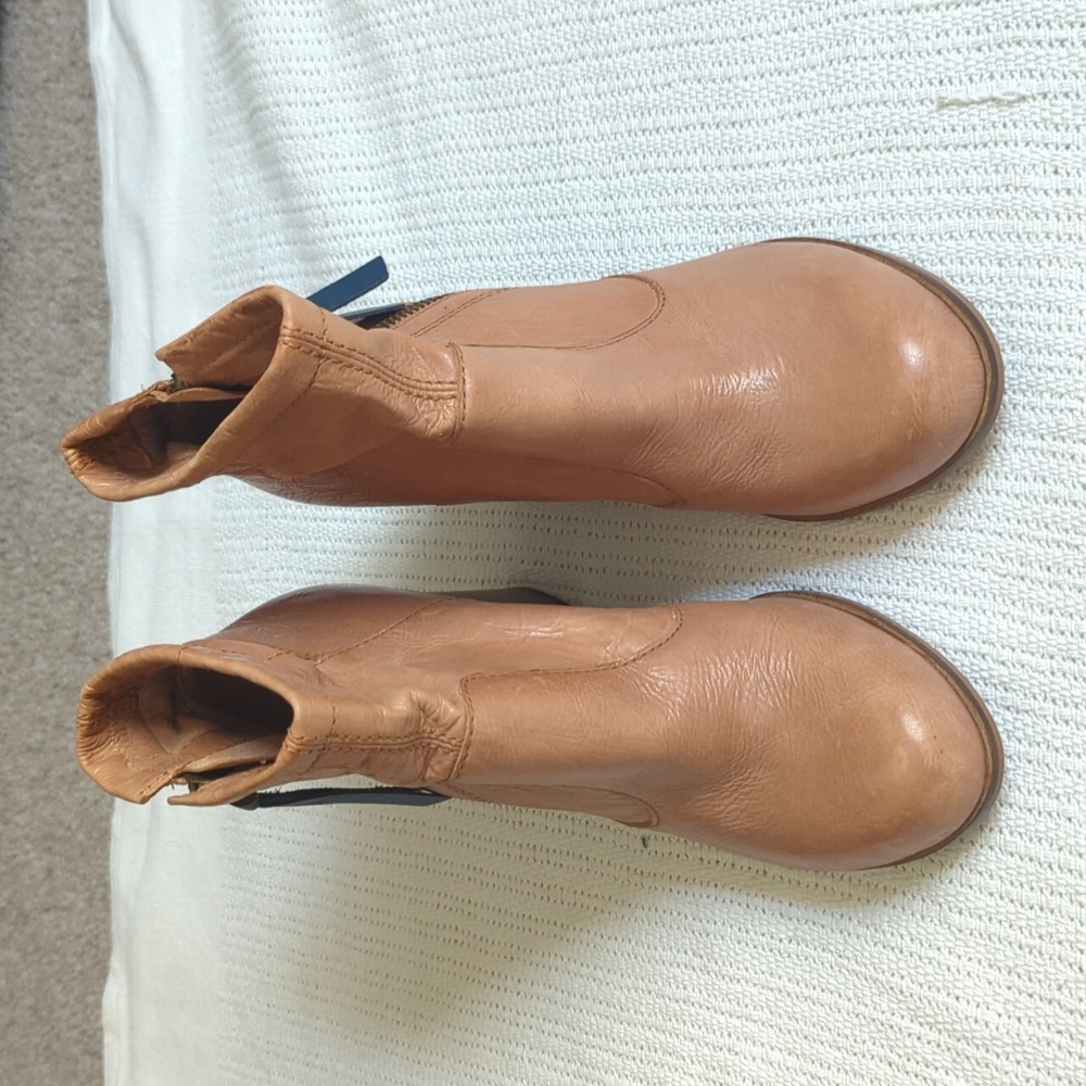 Spirit tan leather booties w/ 3" heel used in great condition Sz 5.5/6